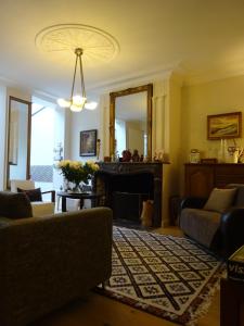 uma sala de estar com um sofá e uma lareira em Chambres d'hôtes Les Capucins em Bergues
