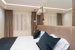 a bedroom with a bed with black and white pillows at Magnífico apartamento 19 in Casablanca