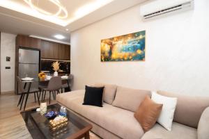 a living room with a couch and a table at Magnífico apartamento 19 in Casablanca