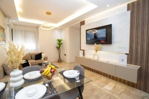a living room with a table and a television on a wall at Magnífico apartamento 19 in Casablanca