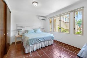 Una habitación blanca con una cama y una ventana en Quaint villa Beach access Elina, en Brenas