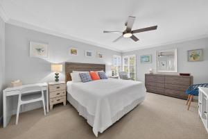 una camera da letto con un letto e un ventilatore a soffitto di Blind Pass A205 a Sanibel