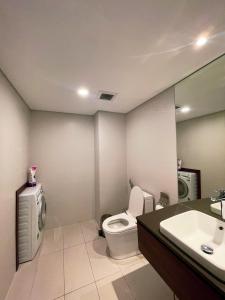 Koupelna v ubytování PentStudio Westlake - Cozy Duplex Apartment