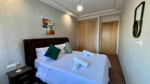 En eller flere senge i et værelse på Luxury Casablanca Studio - Close to Tram