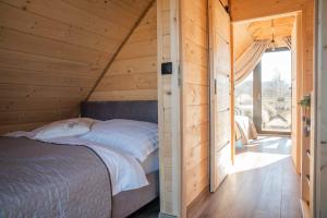 Ένα ή περισσότερα κρεβάτια σε δωμάτιο στο Górski reset