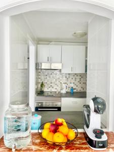 een keuken met een fruitschaal op het aanrecht bij Exclusive Ocean Views in Los Realejos +22 foto's