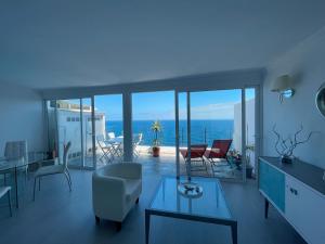 een woonkamer met uitzicht op de oceaan bij Exclusive Ocean Views in Los Realejos