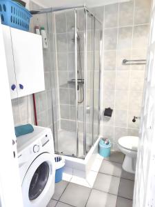 een badkamer met een wasmachine en een douche bij Exclusive Ocean Views in Los Realejos