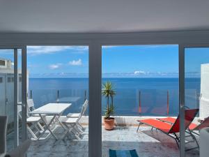 een balkon met uitzicht op de oceaan bij Exclusive Ocean Views in Los Realejos