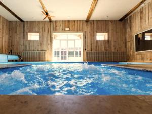 Swimmingpoolen hos eller tæt på Au ptit Tchestê