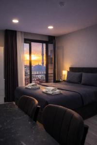 En eller flere senge i et værelse på D-East Signature Suites