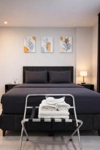 En eller flere senge i et værelse på D-East Signature Suites