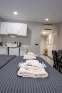 En eller flere senge i et værelse på D-East Signature Suites