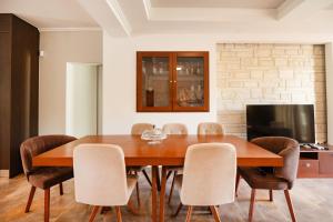 una sala da pranzo con tavolo e sedie in legno di Sunny Exclusive Ena a Hanioti