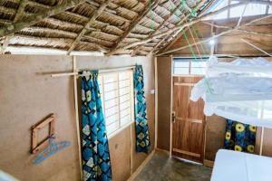 Zimmer mit Tür und Fenster in der Unterkunft Quiet beachfront hideaway - Mafia Island - 2355 in Bweni