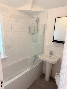 een badkamer met een douche en een wastafel bij Hendham Lodge in Manchester