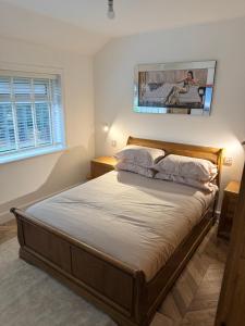 een slaapkamer met een groot bed in een kamer bij Hendham Lodge in Manchester