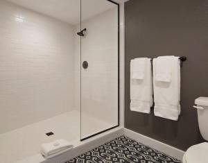 ein Bad mit einer Dusche, einem WC und Handtüchern in der Unterkunft V Palm Springs in Palm Springs + 32 Fotos