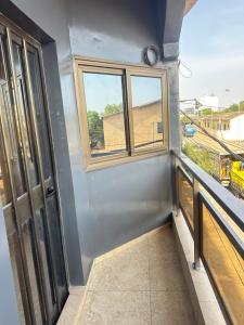 ein leerer Raum mit einem Fenster und einem Balkon in der Unterkunft Deckon 