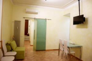 a living room with a table and a green chair at Apartment n3 in City Centre in Rome