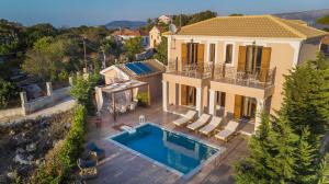 Luftaufnahme eines Hauses mit Swimmingpool in der Unterkunft Anesis in Vasilikiádhes