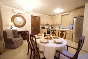 eine Küche und ein Esszimmer mit Tisch und Stühlen in der Unterkunft Anesis in Vasilikiádhes
