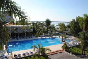 コリエンテスにあるTurismo Hotel Casinoのリゾートのプールの俯瞰図