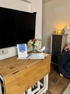 ノリッジにあるChloes Retreatのリビングルーム(大画面テレビ、テーブル付)