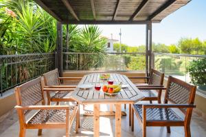 een tafel met een fruitschaal op een patio bij Spa Villa Sunny in Hanioti