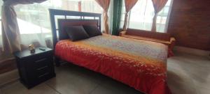 En eller flere senge i et værelse på Suits Plaza Jardin