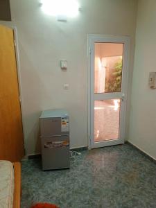 een lege kamer met een deur en een raam bij Studio meublé prestige in Niamey