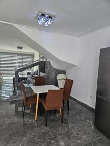 een eetkamer met een tafel en stoelen bij Anton Luxury Villa SeaView by Emmelia Group in Klorakas