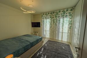 een slaapkamer met een bed en een glazen schuifdeur bij Dune Luxury Residence in Turijn