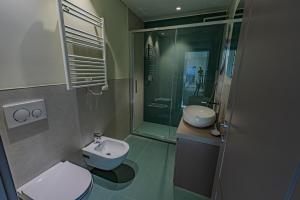 een badkamer met een toilet, een wastafel en een douche bij Dune Luxury Residence in Turijn