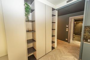 een inloopkast met witte muren en planken bij Dune Luxury Residence in Turijn +32 foto's