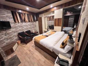 una camera da letto con un letto e una sedia di Hotel Super V mountain homestay a Shimla