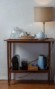 een houten plank met een lamp en spullen erop bij Palácio Ficalho in Bicas