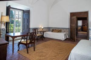 een kamer met een bureau en een bed en een slaapkamer bij Palácio Ficalho in Bicas +11 foto's