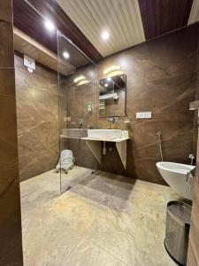 un bagno con lavandino, doccia e WC di Hotel Super V mountain homestay a Shimla Altre 16 foto