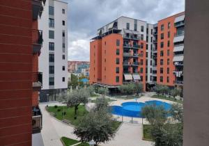 vista sulla piscina di una città con edifici alti di Heart Apartment Tirana a Tirana