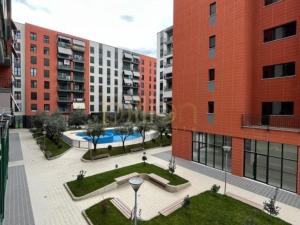 un edificio con un cortile con una piscina al suo interno di Heart Apartment Tirana a Tirana