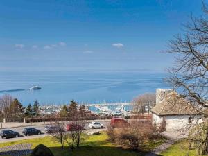 Una vista de un puerto con un barco en el agua. en ibis Thonon Centre, en Thonon-les-Bains