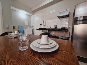 ein Tisch mit Tellern und Gläsern darauf in der Unterkunft Centro 15 in Belo Horizonte