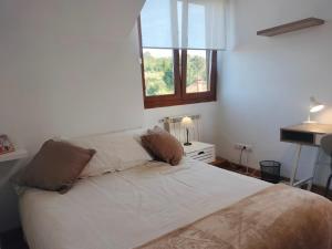 Giường trong phòng chung tại La Casuca del Pas - dúplex con terrazas y vistas