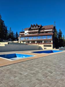 Bazén v ubytování Perla Luxury Resort nebo v jeho okolí