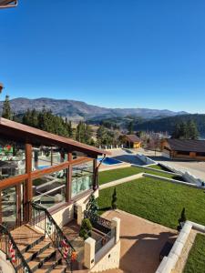 Nespecifikovaný výhled na hory nebo výhled na hory při pohledu z penzionu