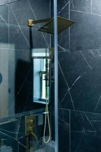 Ένα μπάνιο στο Cozy Keys 1BR • Walk to Beach • Dining