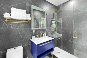 Ένα μπάνιο στο Cozy Keys 1BR • Walk to Beach • Dining