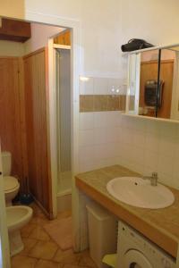 een badkamer met een wastafel en een toilet bij APPARTEMENTS MORILLON Village in Morillon