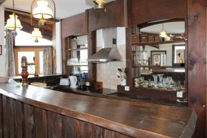 een keuken met een groot houten aanrecht bij APPARTEMENTS MORILLON Village in Morillon +14 foto's